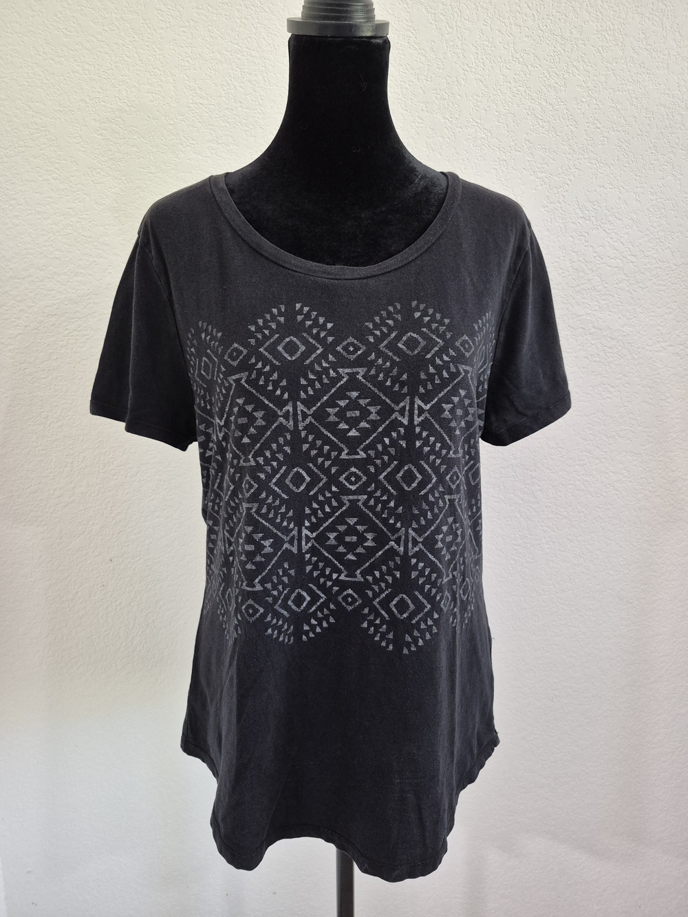 Old Navy Black Short-Sleeve Tee with Geometric Print